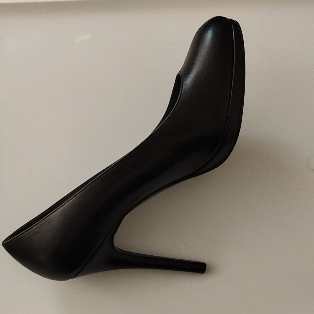 Stuart Weitzman Classic Black Heels 9.5M